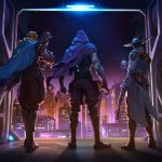 Trois agents de Valorant regardant une ville futuriste depuis une ouverture, éclairés par des lumières violettes.