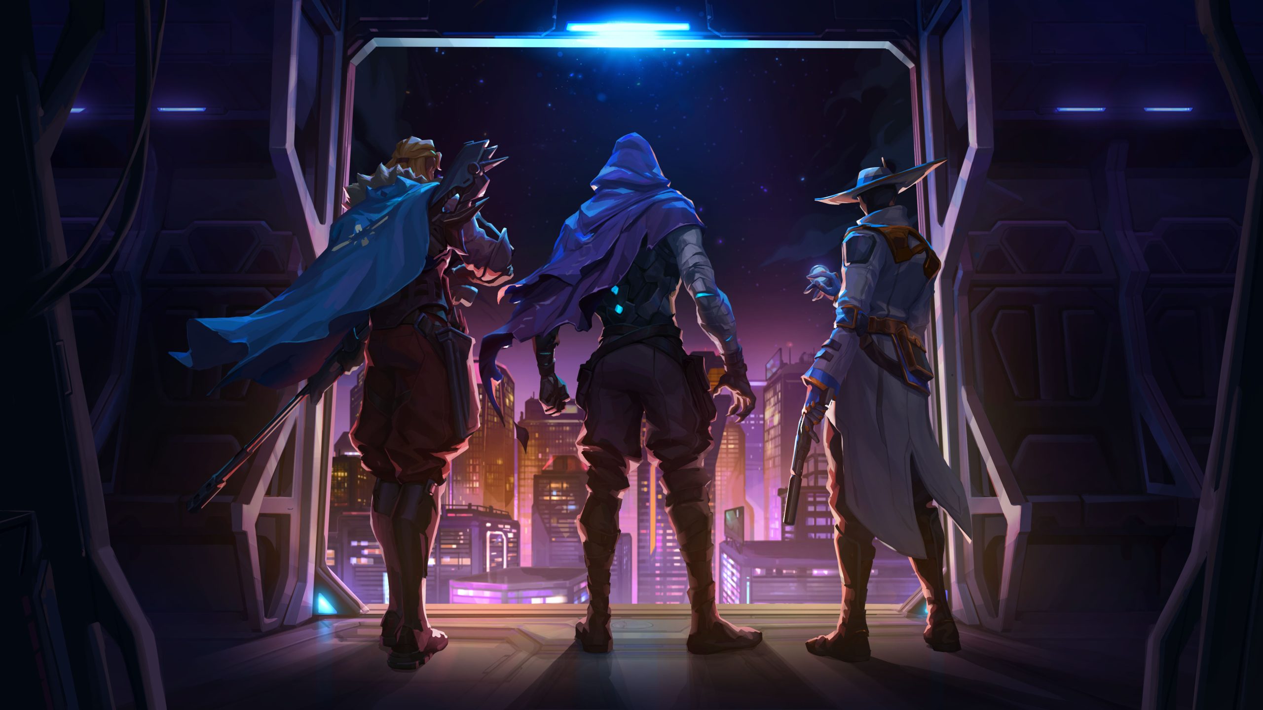 Trois agents de Valorant regardant une ville futuriste depuis une ouverture, éclairés par des lumières violettes.